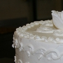 Torta multipiano con alzata in polistirolo a base circolare