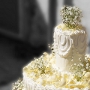 Torta multipiano con alzata in polistirolo a base circolare