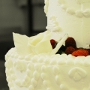 Torta multipiano con alzata in polistirolo a base circolare