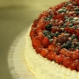 Torta multipiano con alzata in polistirolo a base circolare