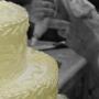 Torta multipiano con alzata in polistirolo a base circolare