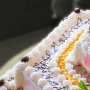 Torta con alzata in polistirolo a forma di esagono