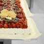 Torta con alzata in polistirolo a forma di rettangolo